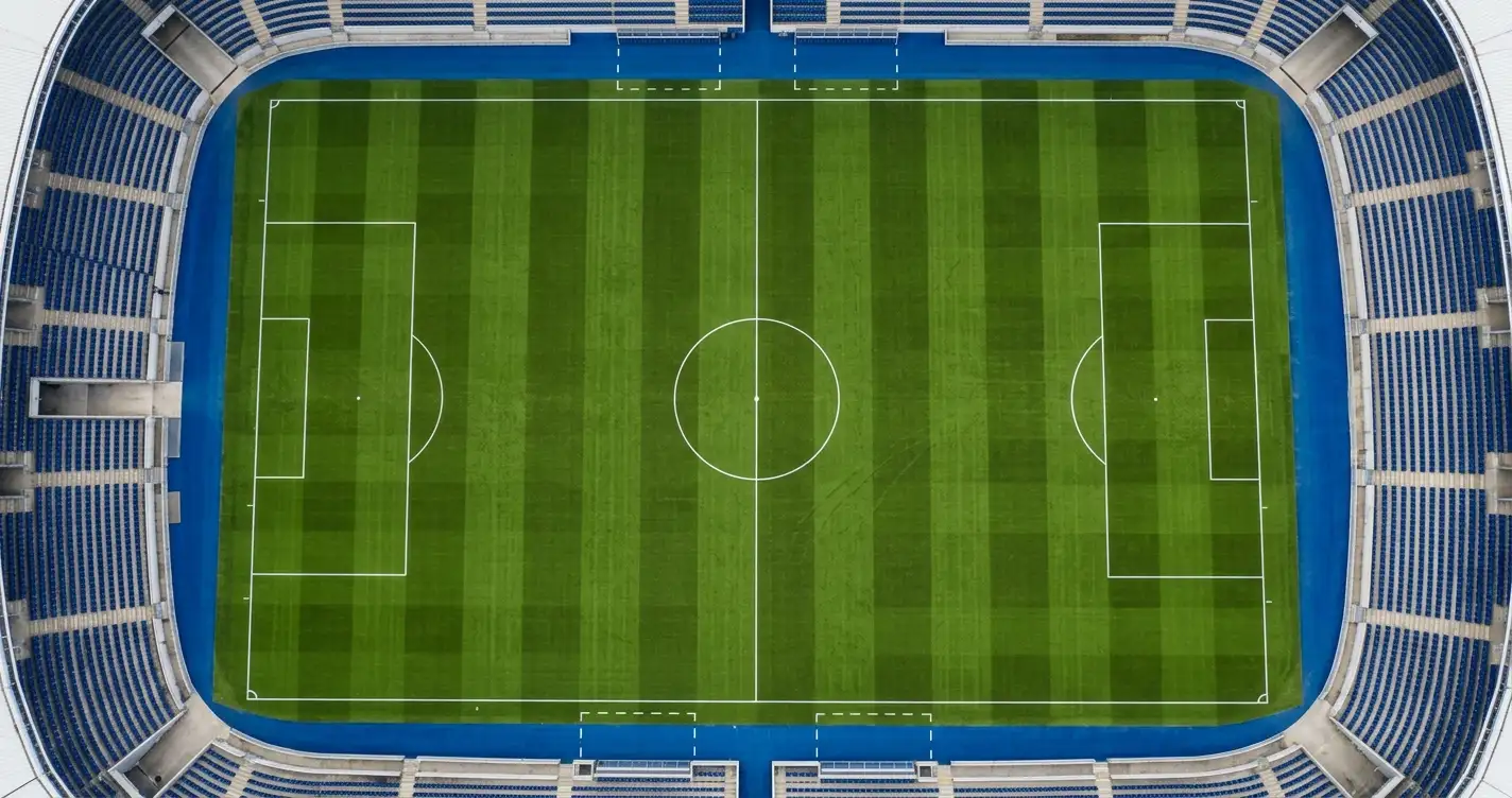 Terrain de football vu de haut avec les lignes de centre et un ballon au coup d'envoi