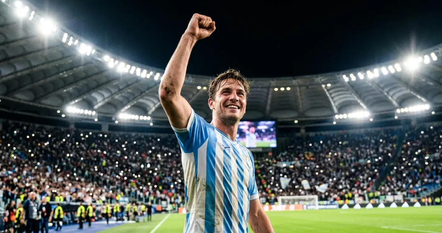 Joueur de football en maillot bleu et blanc célébrant un but, poing levé, sous les projecteurs d'un grand stade